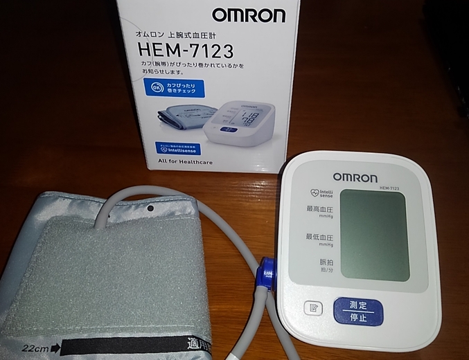 上腕式血圧計オムロンHEM-7123を使ってみた感想！使い方